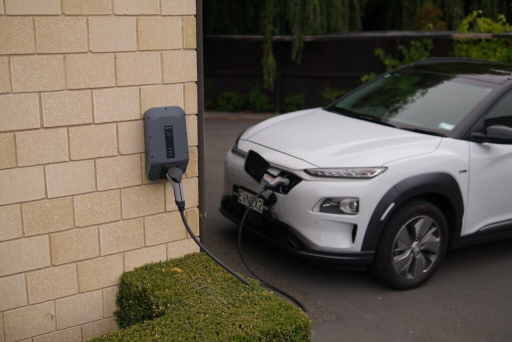 Bliv klar til køreturen i el-bilen med et Tesla ladekabel fra Av-Cables