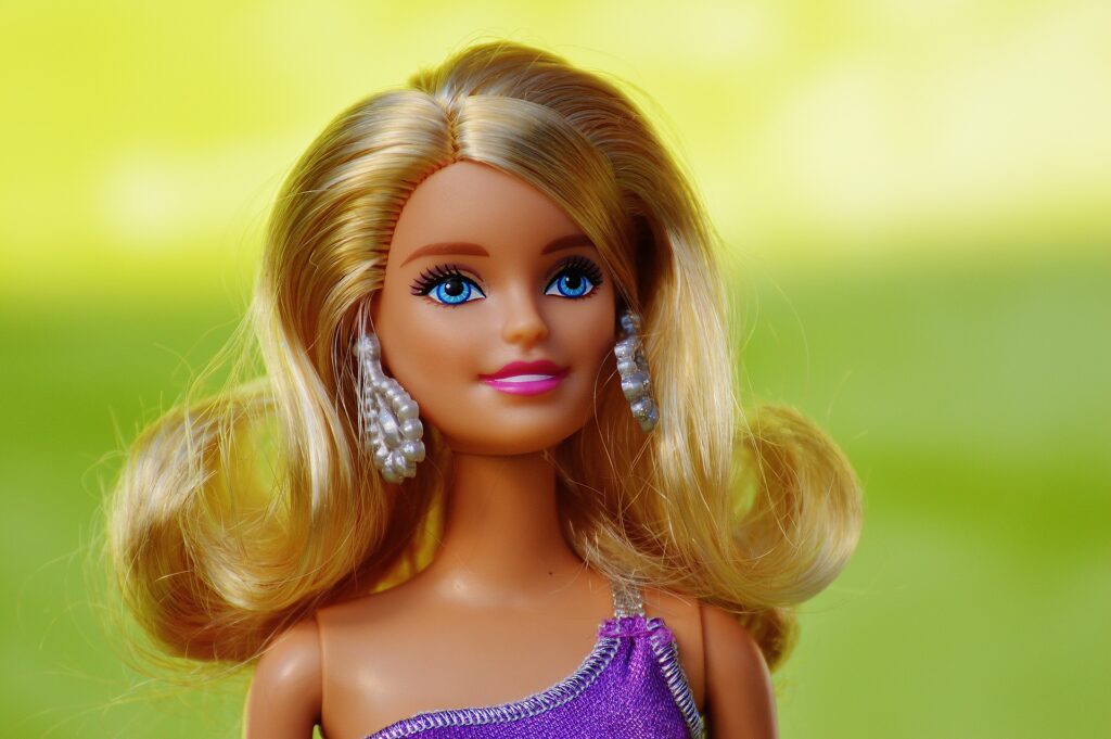 Giv dit barn mange timers underholdning med Barbiedukker eller Plus Plus legetøj