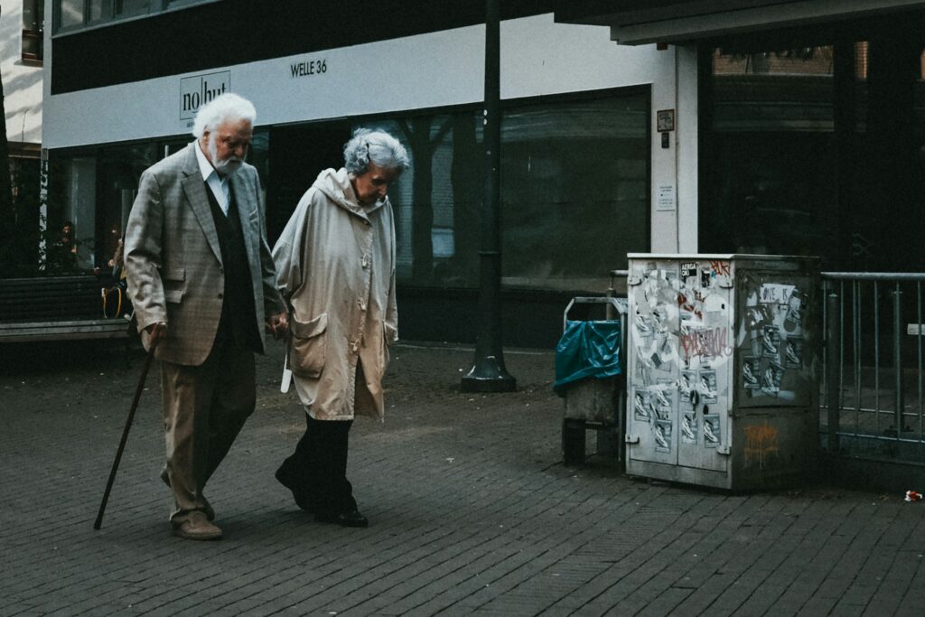 Seniorsalg.dk præsenterer stokke af høj kvalitet og praktiske design til gangbesværede