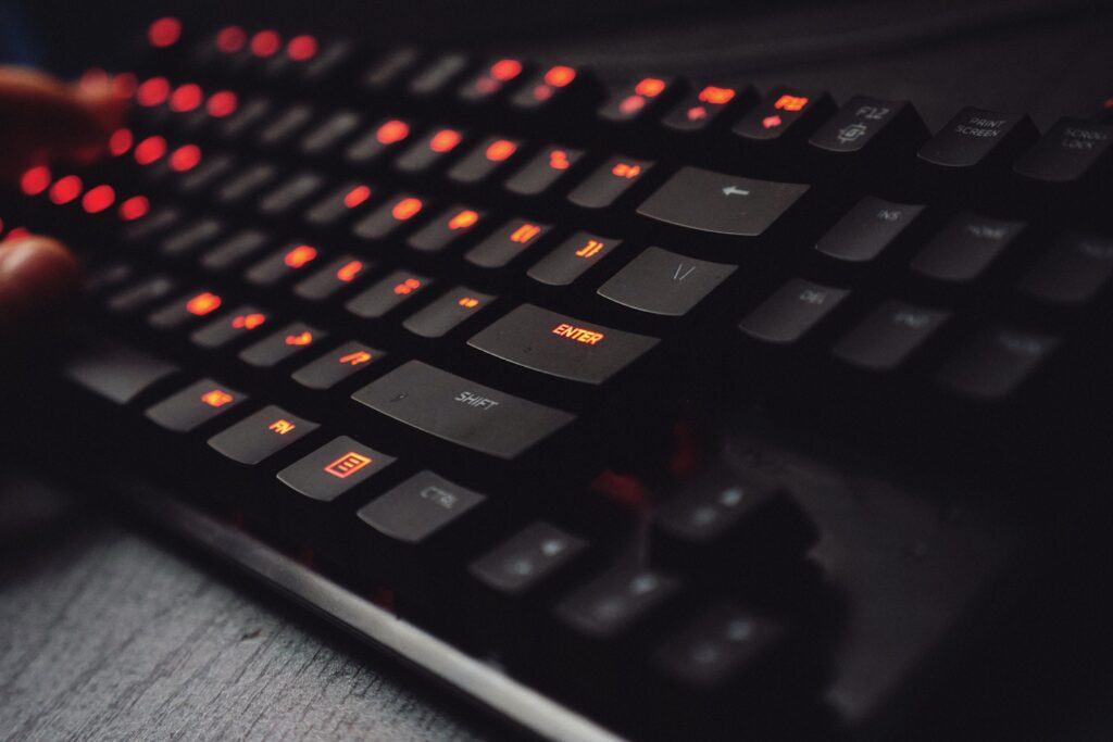 Hos den danske forhandler Føniks Computer, kan du købe alt lige fra gamer udstyr til en pålidelig Chromebook
