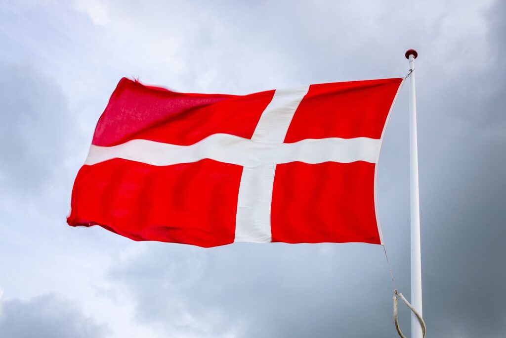 Holdbare Dannebrog flag og bordflagstænger via www.langkilde-flagfabrik.dk