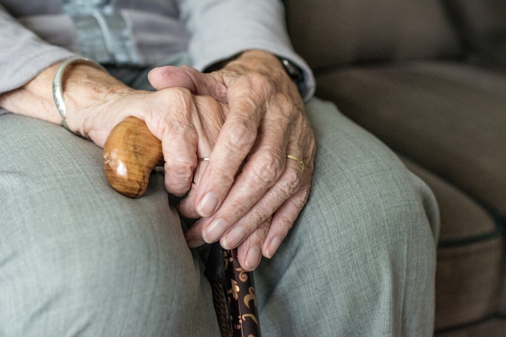 Gør hverdagen nemmere med en læselampe og en stok med ergonomisk håndtag fra SeniorSalg.dk